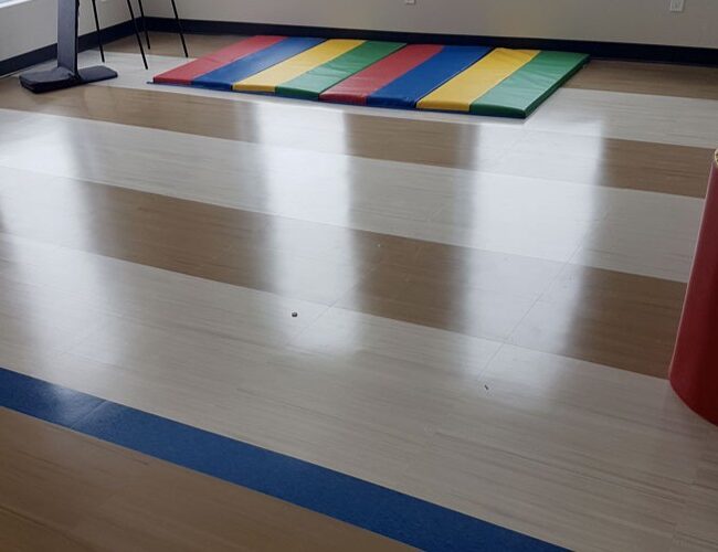 Les avantages de faire appel à un poseur de revêtement souple