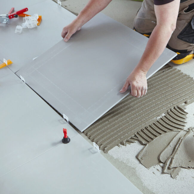 Les avantages de faire appel à un poseur de revêtement souple